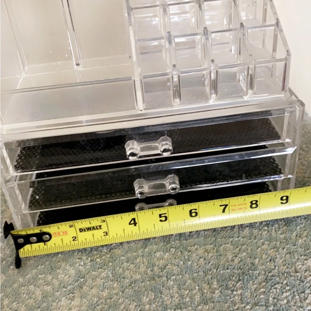 Make up organizer , you can put lipsticks 💄💋👀 eyeshadow blush. - Picture 3 of 4